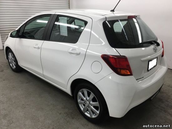 Автосалоны Хэтчбек: Toyota Yaris, 2015 онлайн